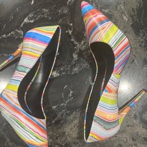Bright stripe pumps